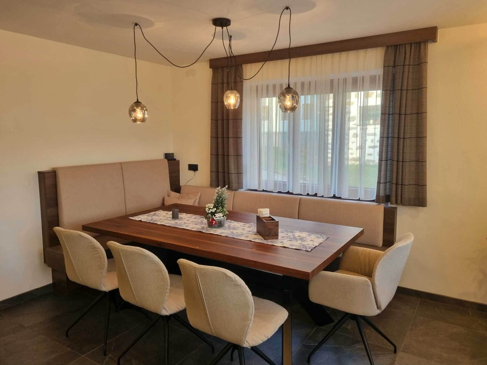 Bank und Vorhänge Esszimmer